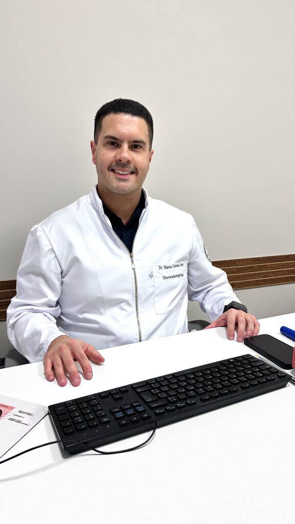 Dr. Marcos Correia Lima, otorrinolaringologista, no consultório em Belo Horizonte